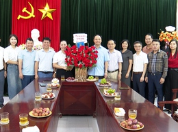 Lãnh đạo xã Phú Xuyên chúc mừng Trung tâm Dịch vụ tổng hợp nhân kỷ niệm 101 năm Ngày Báo chí Cách mạng Việt Nam