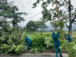 LỰC LƯỢNG DÂN QUÂN THƯỜNG TRỰC XÃ TRUNG GIÃ KHẮC PHỤC HẬU QUẢ SAU DÔNG LỐC, ĐẢM BẢO AN TOÀN GIAO THÔNG