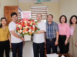 Các đồng chí lãnh đạo xã chúc mừng Trung tâm Dịch vụ tổng hợp nhân kỷ niệm 101 năm Ngày Báo chí Cách mạng Việt Nam