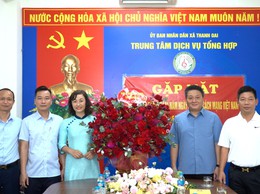CÁC ĐỒNG CHÍ LÃNH ĐẠO XÃ THĂM, CHÚC MỪNG TRUNG TÂM DỊCH VỤ TỔNG HỢP NHÂN NGÀY BÁO CHÍ CÁCH MẠNG VIỆT NAM