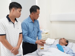 Đồng chí Bí thư Đảng ủy phường Chương Mỹ - Phí Minh Hải thăm hỏi, động viên người dân gặp tai nạn trong quá trình tháo dỡ công trình bàn giao mặt bằng Dự án Quốc lộ 6