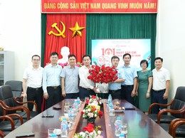 Lãnh đạo xã Bát Tràng thăm, chúc mừng Trung tâm Dịch vụ tổng hợp nhân Ngày báo chí Cách mạng Việt Nam