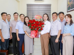Lãnh đạo phường Dương Nội thăm, chúc mừng Trung tâm Văn hoá - Thông tin và Thể thao phường nhân kỷ niệm 101 năm Ngày Báo chí cách mạng Việt Nam