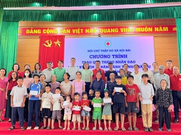 HỘI CHỮ THẬP ĐỎ XÃ NỘI BÀI TRAO 32 SUẤT QUÀ 
NHÂN 