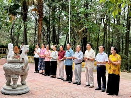 Đoàn cán bộ hưu trí Trung ương và thành phố Hà Nội thăm, dâng hương tại Đồi 79 mùa xuân xã Tiến Thắng