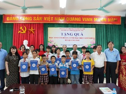 Hội Khuyến học thành phố trao quà cho học sinh có hoàn cảnh khó khăn vươn lên trong học tập