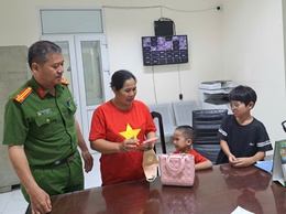 Phường Nghĩa Đô kịp thời hỗ trợ tìm người thân cho bé đi lạc