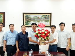 Lãnh đạo xã thăm, chúc mừng Trung tâm Dịch vụ Tổng hợp xã nhân ngày Báo chí cách mạng Việt Nam
