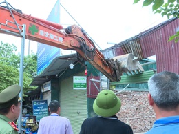 Phường Từ Liêm tổ chức cưỡng chế vi phạm hành chính trong lĩnh vực đất đai tại khu vực Đồng Rạch, tổ dân phố số 2 Phú Đô