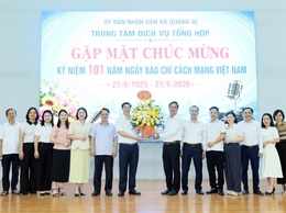 Lãnh đạo xã Quảng Bị tặng hoa chúc mừng Trung tâm Dịch vụ tổng hợp xã nhân kỷ niệm 101 năm Ngày Báo chí Cách mạng Việt Nam