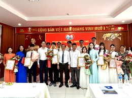 Đảng bộ Trường THPT Tây Hồ tổ chức Lễ kết nạp 13 đảng viên mới