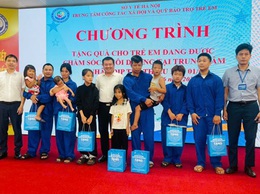 Tặng quà cho trẻ em đang được chăm sóc, nuôi dưỡng tại Trung tâm Công tác xã hội và Quỹ Bảo trợ trẻ em Hà Nội dịp ngày Quốc tế thiếu nhi 01/6