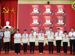 Xã Phú Cát tuyên dương, khen thưởng 43 học sinh tiêu biểu và vinh danh 21 giáo viên có thành tích trong công tác bồi dưỡng học sinh đạt thành tích cao năm học 2025 – 2026