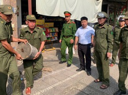 Phường Tùng Thiện ra quân xử lý chậu cây, vật dụng lấn chiếm vỉa hè, lòng đường – kiên quyết lập lại trật tự đô thị