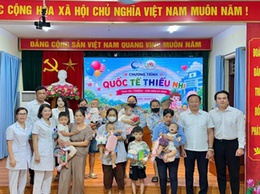 Gần 80 bệnh nhi đang điều trị nội trú tại Bệnh viện đa khoa Hoài Đức đã được nhận quà nhân dịp Tết thiếu nhi 1/6