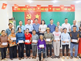 MTTQ xã Đoài Phương tặng quà 12 hộ có hoàn cảnh khó khăn nhân dịp Lễ Phật đản Phật lịch 2570 - Dương lịch 2026