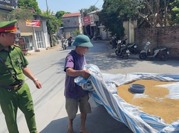 Tuyên truyền về việc không phơi thóc, rơm rạ trên đường giao thông