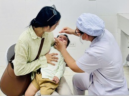 Hơn 1.300 trẻ em phường Xuân Đỉnh được uống Vitamin A trong ngày đầu chiến dịch