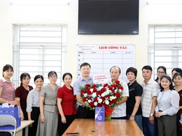 Đồng chí Phó Chủ tịch UBND xã Nguyễn Trọng Đô thăm, tặng hoa chúc mừng Trung tâm Dịch vụ Tổng hợp nhân ngày Báo chí Cách mạng Việt Nam