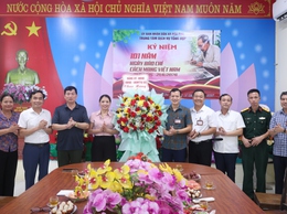 Các đồng chí lãnh đạo xã Hòa Phú tặng hoa chúc mừng ngày báo chí cách mạng Việt Nam 21/6