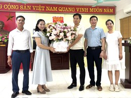 LÃNH ĐẠO ĐẢNG UỶ - HĐND - UBND - UBMTTQ XÃ KIM ANH CHÚC MỪNG TRUNG TÂM DỊCH VỤ TỔNG HỢP NHÂN 101 NĂM NGÀY BÁO CHÍ CÁCH MẠNG VIỆT NAM.