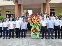 Lãnh đạo xã Xuân Mai chúc mừng Trung tâm Dịch vụ tổng hợp nhân kỷ niệm 101 năm Ngày Báo chí Cách mạng Việt Nam