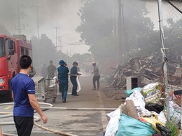 Cháy bãi tập kết phế liệu tại xã Phúc Lộc