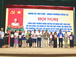PHƯỜNG HỒNG HÀ PHỐI HỢP TỔ CHỨC TRAO GIẤY CHỨNG NHẬN QUYỀN SỬ DỤNG ĐẤT CHO CÁC HỘ DÂN TÁI ĐỊNH CƯ PHỤC VỤ DỰ ÁN TRỌNG ĐIỂM CỦA THÀNH PHỐ