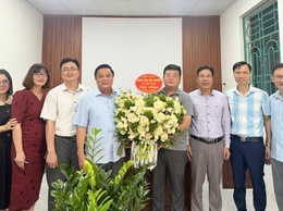 Đồng chí Chủ tịch UBND xã Trần Thanh Hoài chúc mừng Trung tâm Dịch vụ tổng hợp xã nhân ngày Báo chí cách mạng Việt Nam