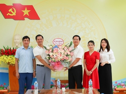 Lãnh đạo xã Suối Hai thăm, chúc mừng Trung tâm Dịch vụ tổng hợp nhân kỷ niệm 101 năm ngày BCCM Việt Nam