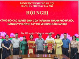 Phường Tây Mỗ công bố và trao các quyết định về công tác cán bộ