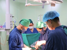 Bệnh viện đa khoa Ba Vì: Phẫu thuật thành công khối u nang buồng trứng nặng 4kg ở người bệnh 59 tuổi