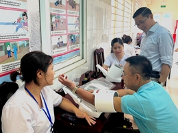 Trạm y tế phường Hà Đông khám, tư vấn sức khỏe miễn phí cho 580 lượt người cao tuổi