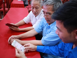 Đoàn Thanh niên Cộng sản Hồ Chí Minh xã Minh Châu tổ chức tuyên truyền, hướng dẫn Nhân dân cài đặt ứng dụng 
