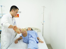Thay khớp gối nhân tạo – Giải pháp hiệu quả cho bệnh nhân thoái hóa khớp gối nặng