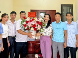 Ban Thường trực Ủy ban MTTQ Việt Nam xã Minh Châu chúc mừng Trung tâm Dịch vụ Tổng hợp xã nhân kỷ niệm 101 năm Ngày Báo chí Cách mạng Việt Nam