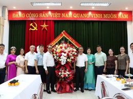LÃNH ĐẠO XÃ SÓC SƠN THĂM. CHÚC MỪNG TRUNG TÂM DỊCH VỤ TỔNG HỢP SÓC SƠN NHÂN NGÀY KỶ NIỆM 101 NĂM NGÀY BÁO CHÍ CÁCH MẠNG VIỆT NAM