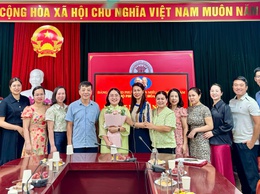 CHI BỘ PHÒNG VĂN HÓA - XÃ HỘI PHƯỜNG VĂN MIẾU - QUỐC TỬ GIÁM TỔ CHỨC LỄ KẾT NẠP ĐẢNG VIÊN CHO QUẦN CHÚNG ƯU TÚ
