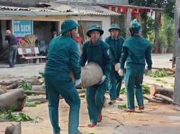 Ban Chỉ huy Quân sự xã Phú Nghĩa phối hợp tổ chức cắt tỉa cây xanh, bảo đảm an toàn trong mùa mưa bão