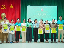 HỘI NÔNG DÂN XÃ QUỐC OAI TRAO HỖ TRỢ BẢO HIỂM XÃ HỘI TỰ NGUYỆN, RA MẮT CÂU LẠC BỘ NÔNG DÂN THAM GIA BẢO VỆ MÔI TRƯỜNG