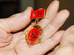Theo Công văn số 1232-CV/BTCTW ngày 18/6/2026 về việc hướng dẫn xét tặng Huy hiệu Đảng , 
