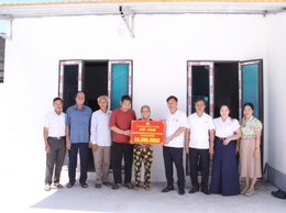 Uỷ ban MTTQ Việt Nam xã Phú Nghĩa trao kinh phí hỗ trợ xây sửa nhà ở cho hộ gia đình có hoàn cảnh khó khăn