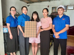 CHI ĐOÀN THANH NIÊN CƠ QUAN UBND XÃ PHÚC THỌ TRAO YÊU THƯƠNG ĐẾN TRẺ EM CÓ HOÀN CẢNH KHÓ KHĂN