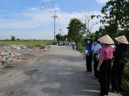 Ban Kinh tế - Ngân sách Hội đồng nhân dân xã Phú Nghĩa tổ chức khảo sát thực tế công tác vệ sinh môi trường và thu gom tập kết rác thải trên địa bàn xã