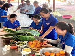Hơn 300 cốc trà hoa quả mát lành gửi trao yêu thương đến trẻ em khuyết tật và người khuyết tật