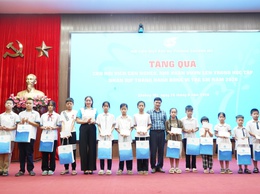 Hội Liên hiệp Phụ nữ phường Chương Mỹ tuyên truyền xây dựng gia đình văn minh, hạnh phúc và trao quà cho con hội viên có hoàn cảnh khó khăn