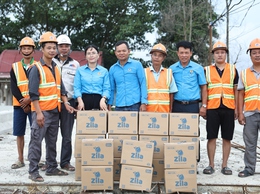 Công đoàn xã Vân Đình thăm động viên đoàn viên, công nhân lao động đang thi công công trình trọng điểm trên địa bàn xã