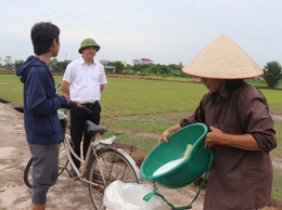 Đồng chí Phó Bí thư Thường trực Đảng uỷ xã kiểm tra tình hình sản xuất vụ Mùa năm 2026