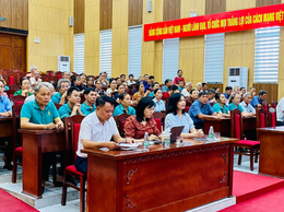 Hội nông dân xã Ô Diên tuyên truyền pháp luật thu gom rác thải và bảo vệ môi trường nông thôn.