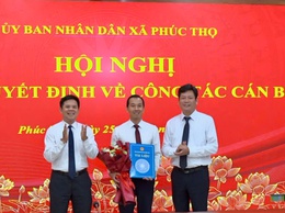 UBND xã Phúc Thọ công bố và trao quyết định bổ nhiệm Giám đốc Trung tâm Dịch vụ tổng hợp xã